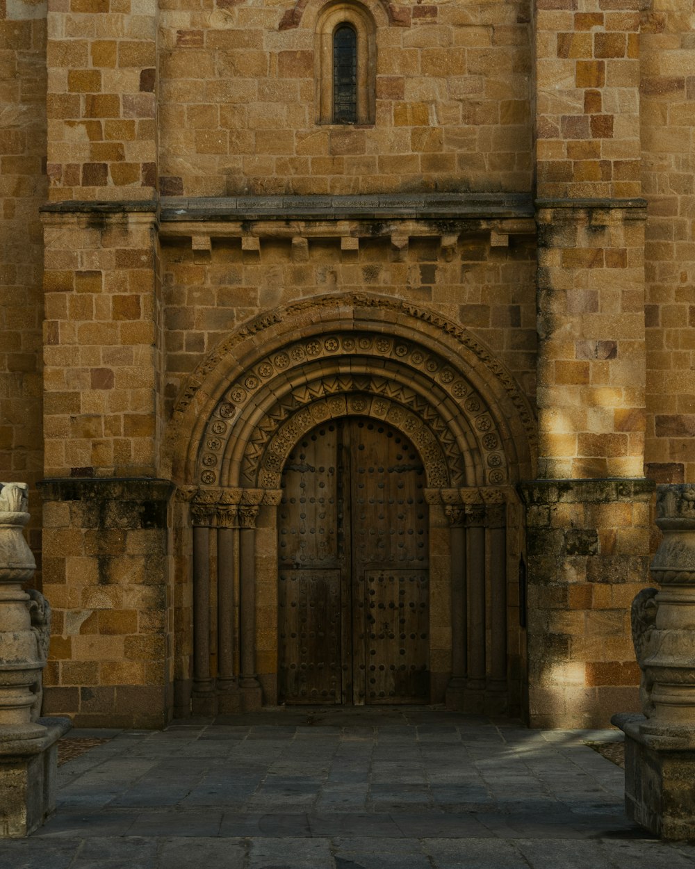 un edificio de piedra con una gran puerta de madera