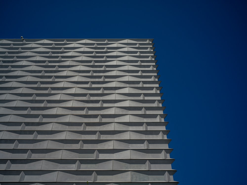 Un edificio muy alto con un reloj en su lado