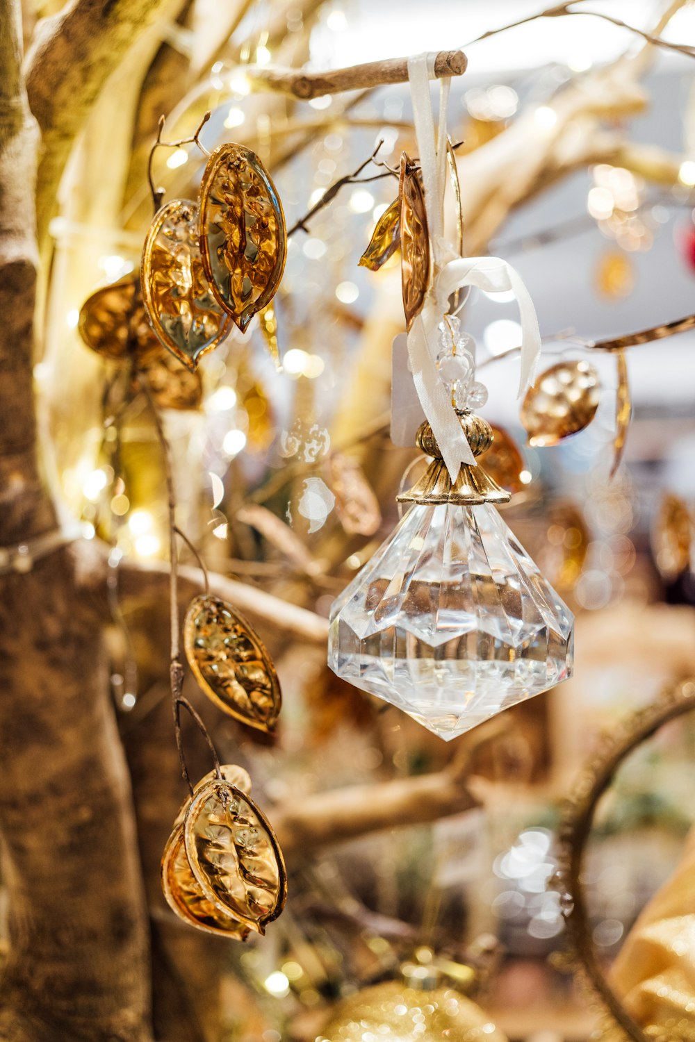 a bunch of ornaments hanging from a tree