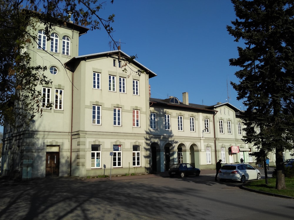 a large building with a car parked in front of it