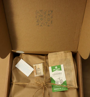 A joyful moment of a recipient opening a surprise package from 'entrega creativa' in the USA.