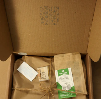 A joyful moment of a recipient opening a surprise package from 'entrega creativa' in the USA.