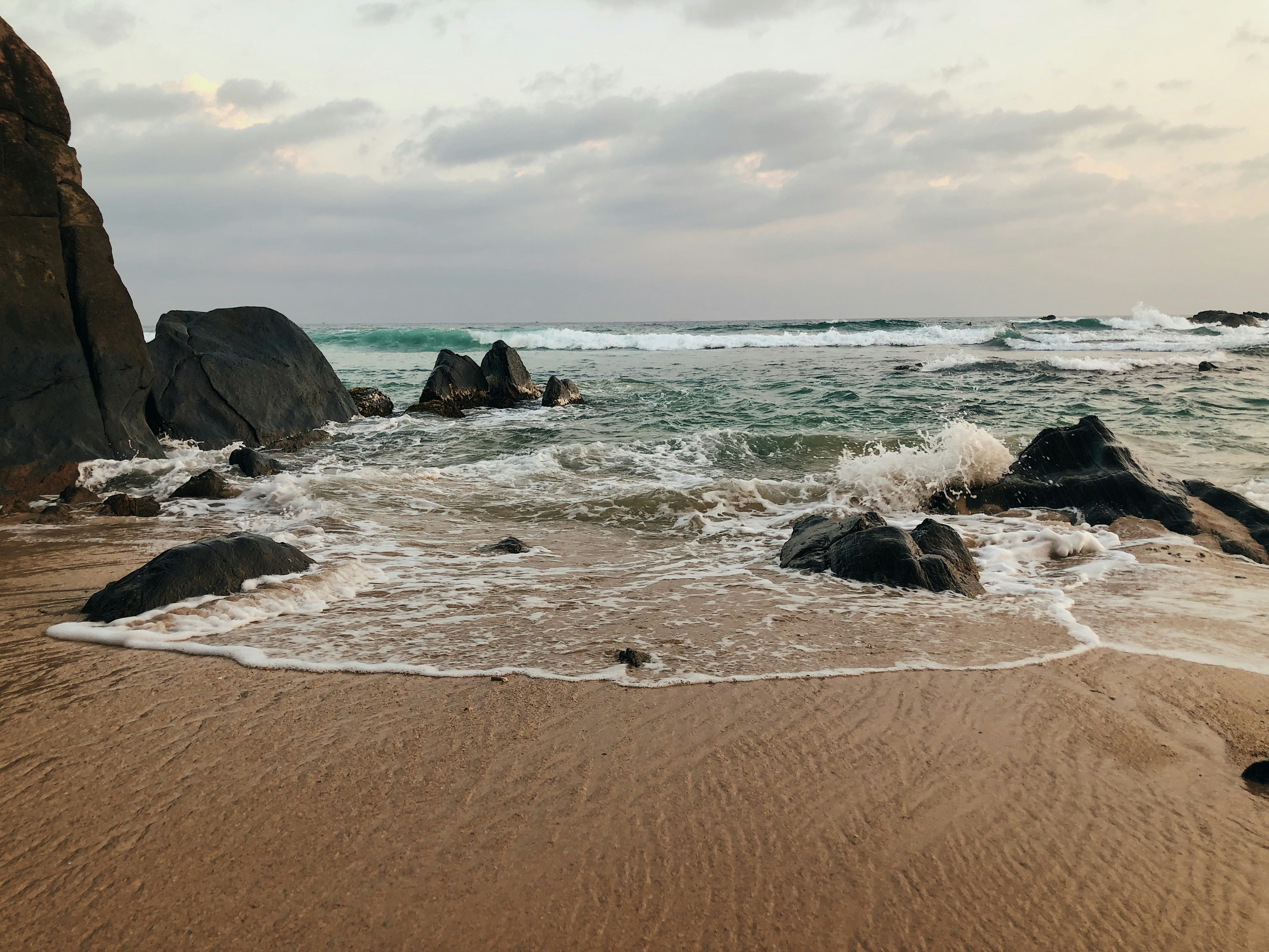 песчаный пляж с набегающими на берег волнами
