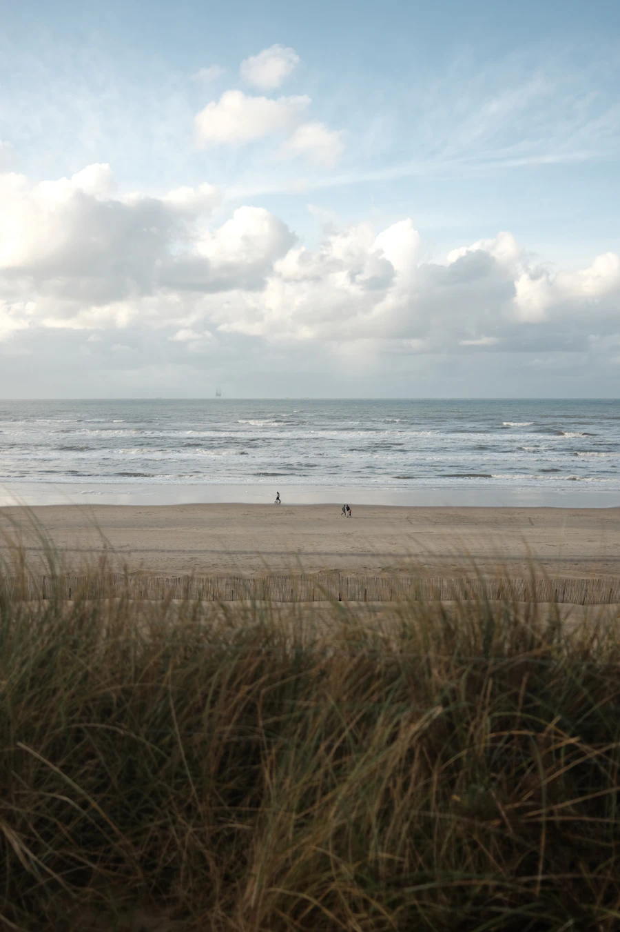 Plage de sable et mer sous un ciel nuageux