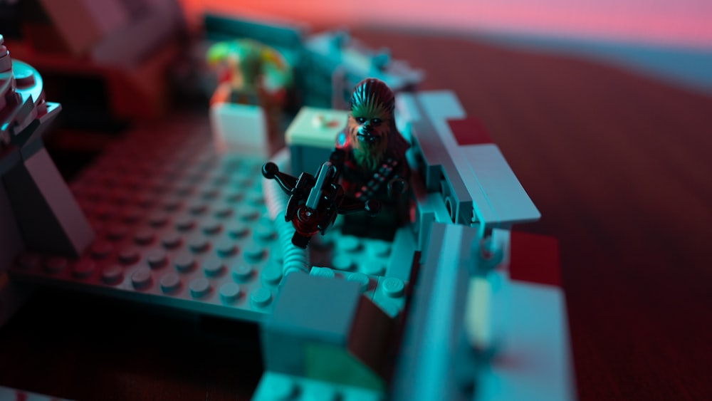 um close up de um modelo lego de um homem com uma arma