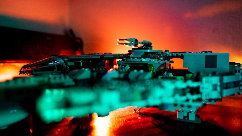 Un primer plano de un modelo LEGO sobre una mesa