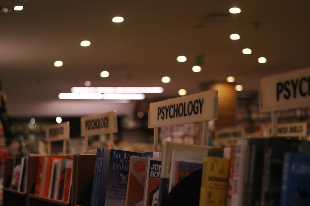 Una fila de libros en un estante de una biblioteca