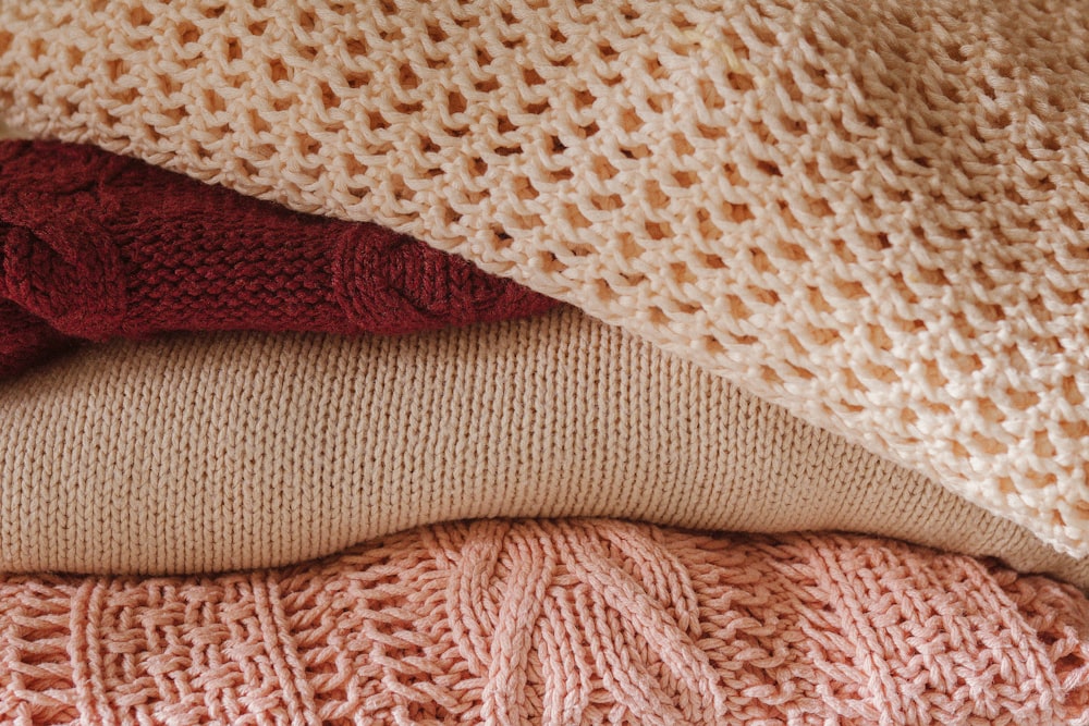 ein Haufen Strickpullover übereinander