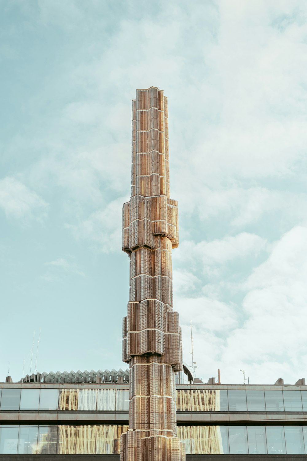 una estructura alta de madera sentada frente a un edificio