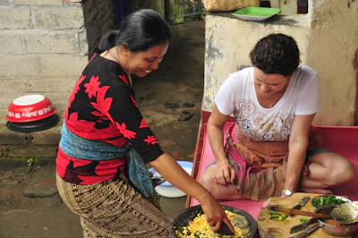 A Balinese cooking class preparing dishes together