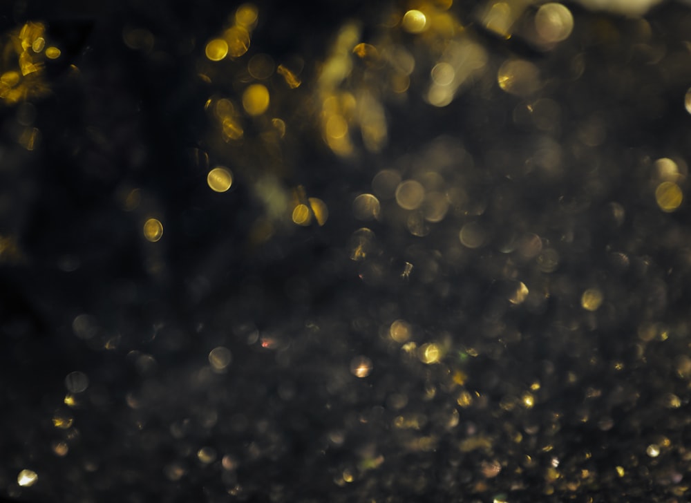 Una foto sfocata di glitter dorati su sfondo nero
