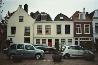 a group of cars parked in front of a building