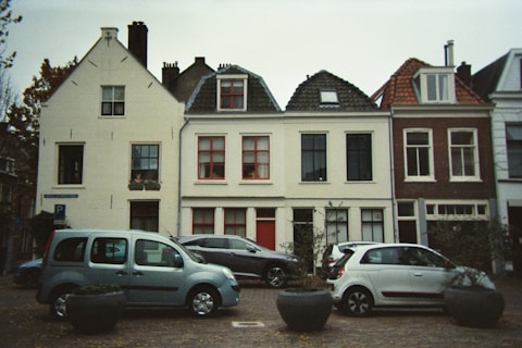 a group of cars parked in front of a building