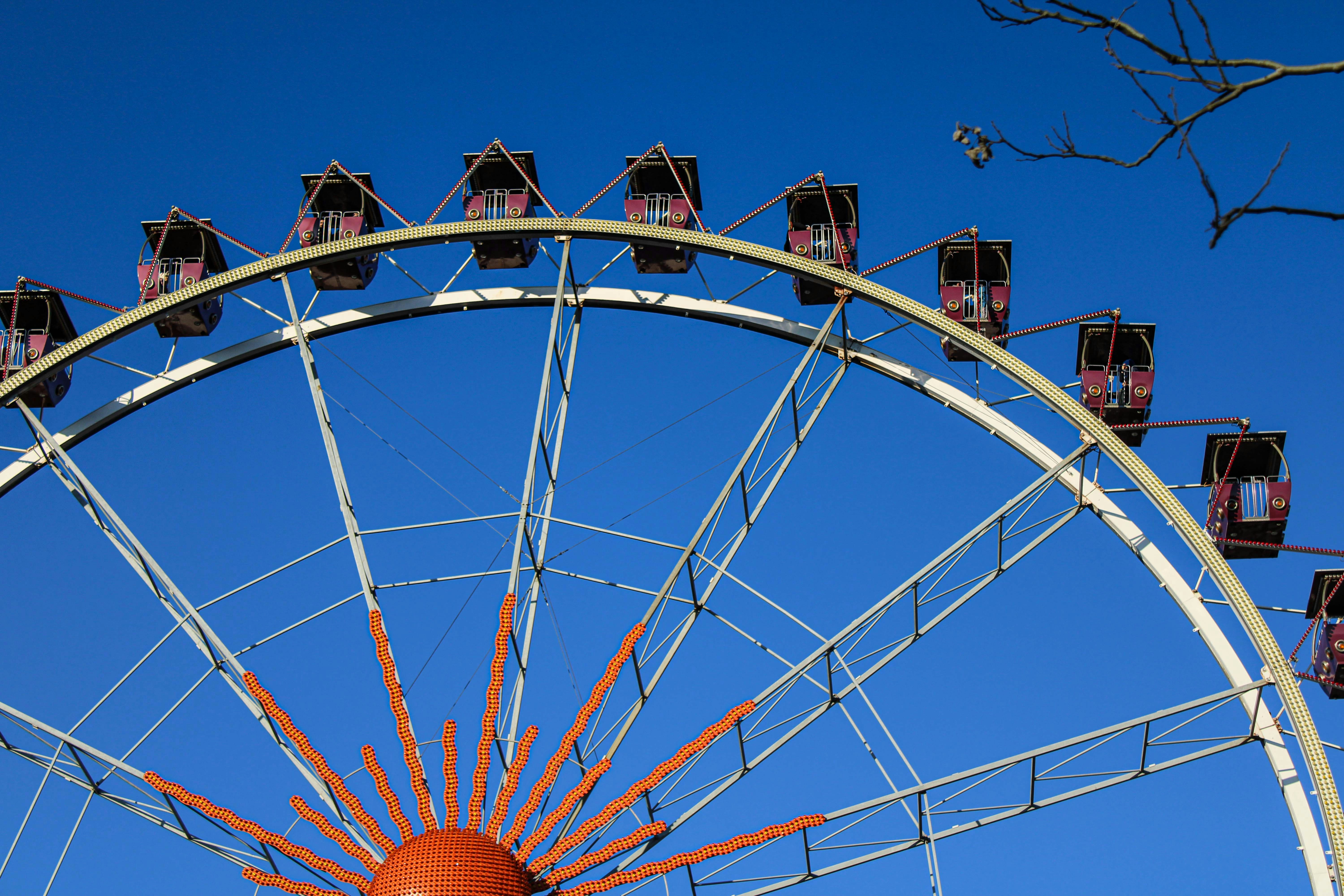 Ein großes Riesenrad unter blauem Himmel