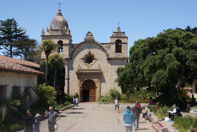 Photo of the parish church in Nizza with parishioners gathered outside on a sunny day