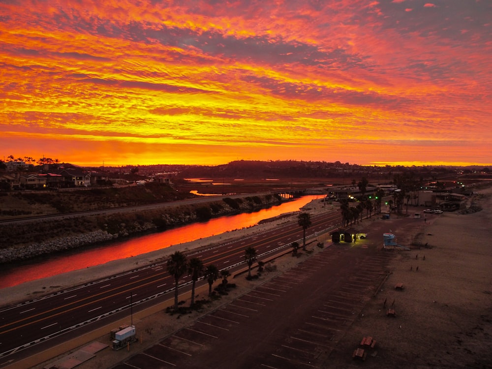 Blick auf einen Sonnenuntergang auf einer Autobahn und einem Fluss