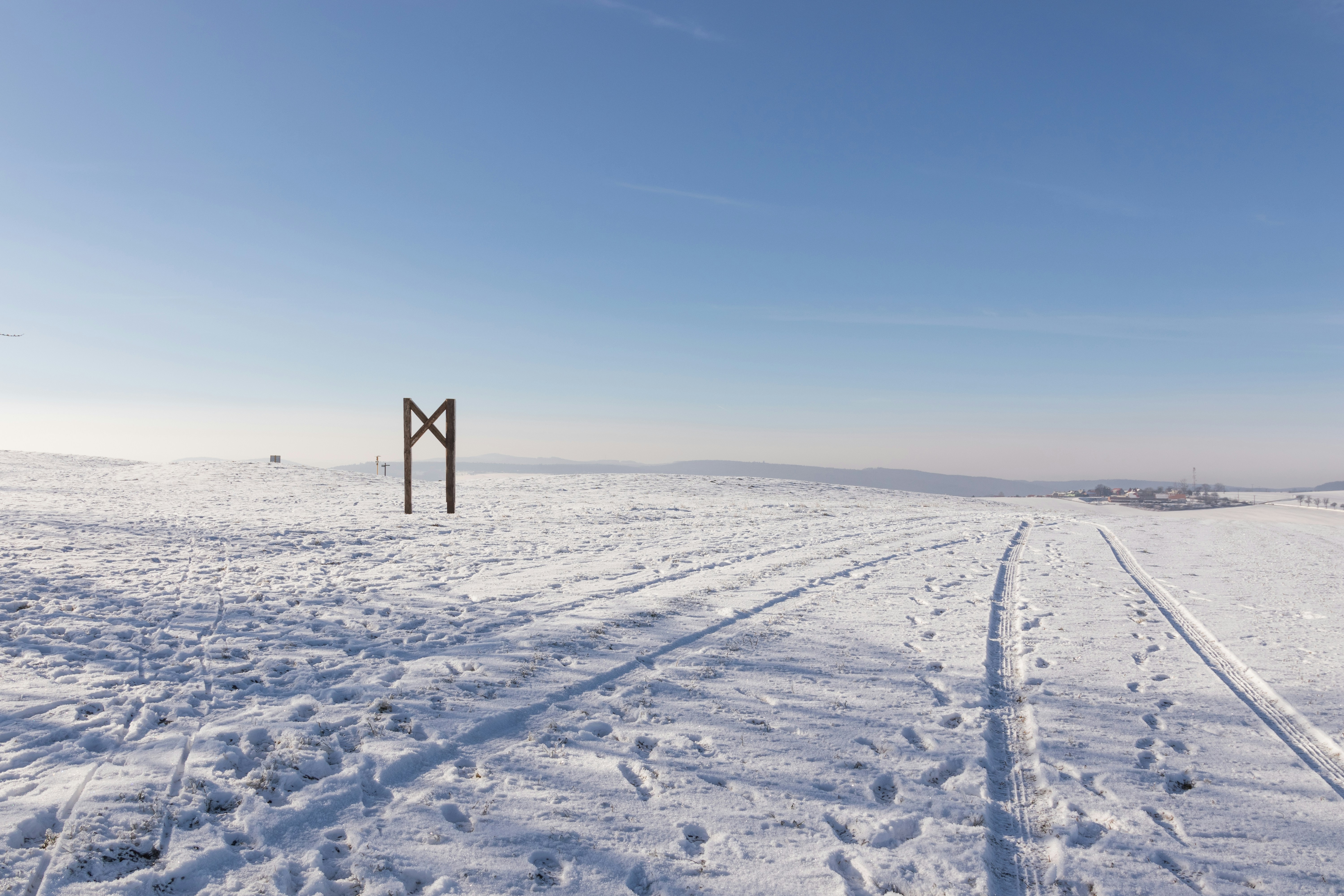 눈 속에 발자국이 있는 눈 덮인 들판
