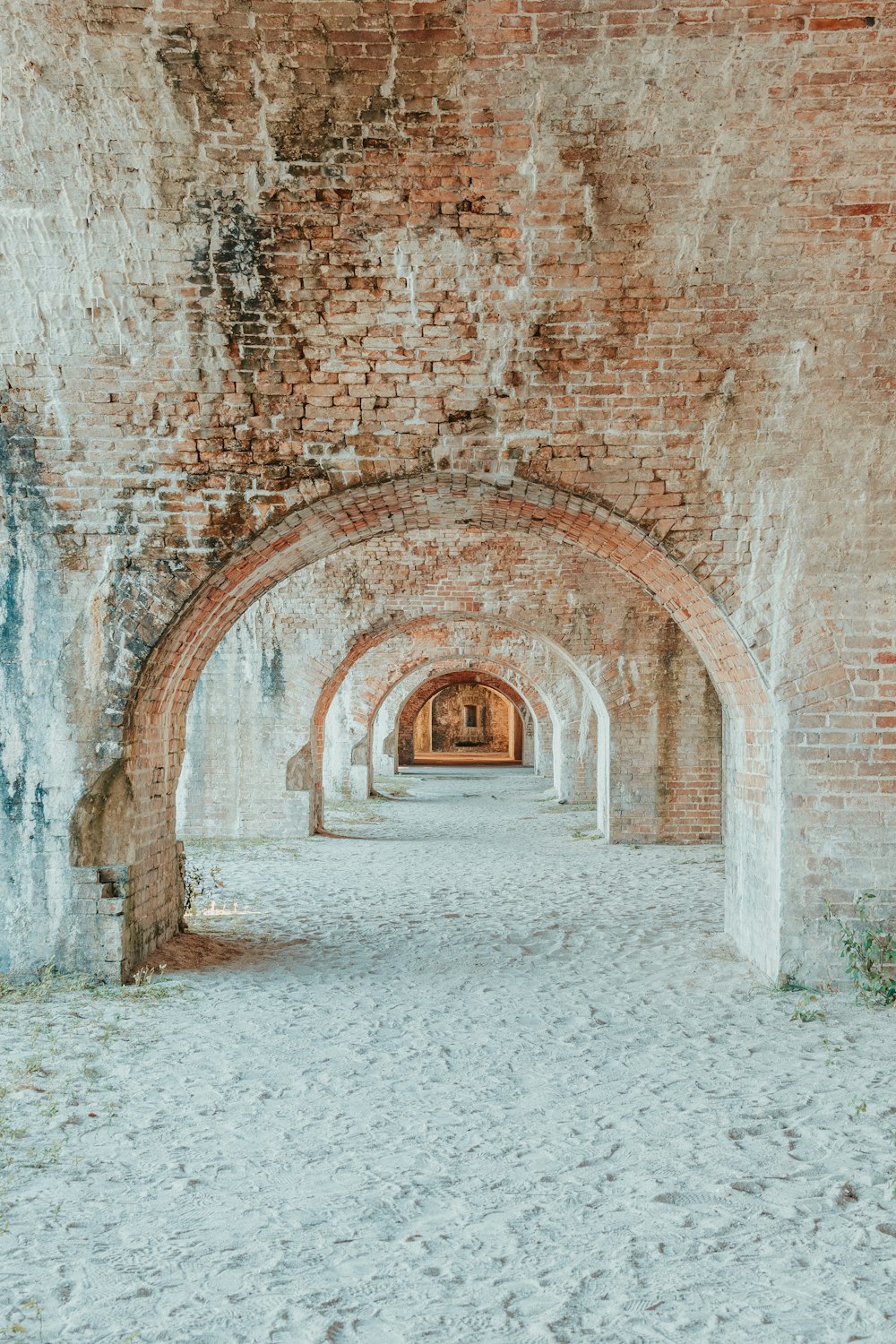중간에 벤치가있는 벽돌 터널