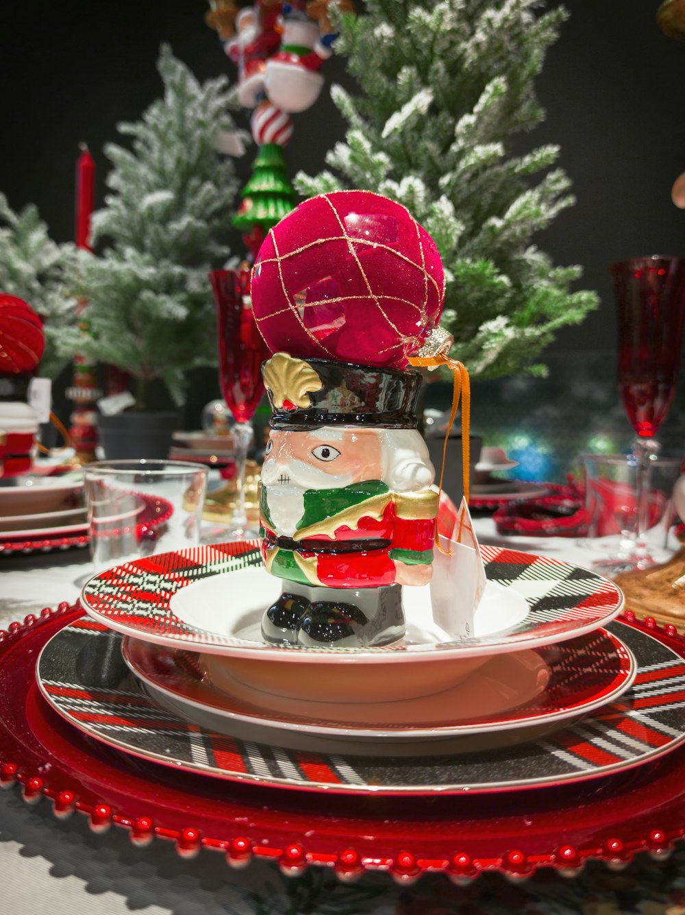 uma mesa de Natal com um prato vermelho e branco