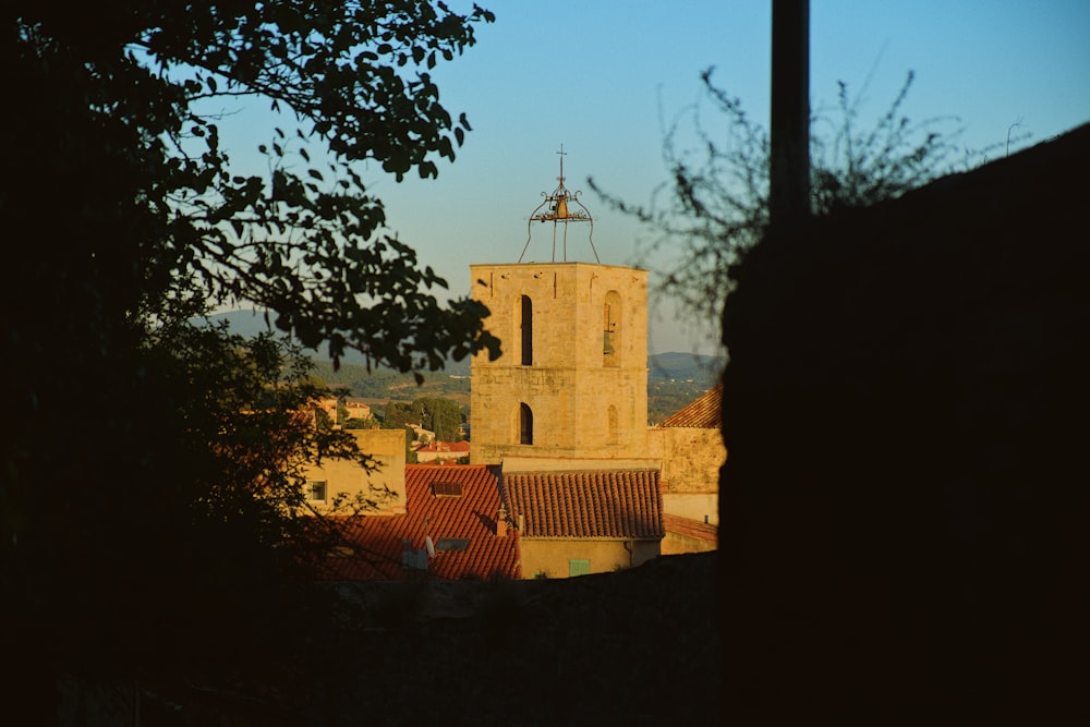 Una vista de la torre de una iglesia desde la distancia