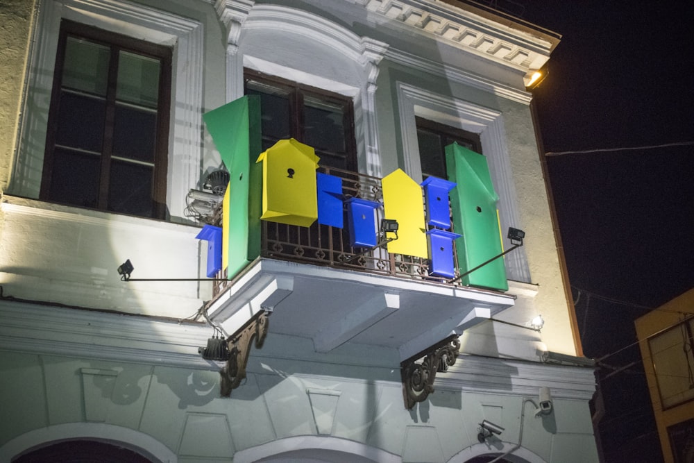 Un edificio con un montón de coloridas casas de pájaros en sus balcones