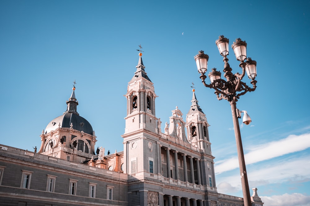 um grande edifício com duas torres e uma torre do relógio