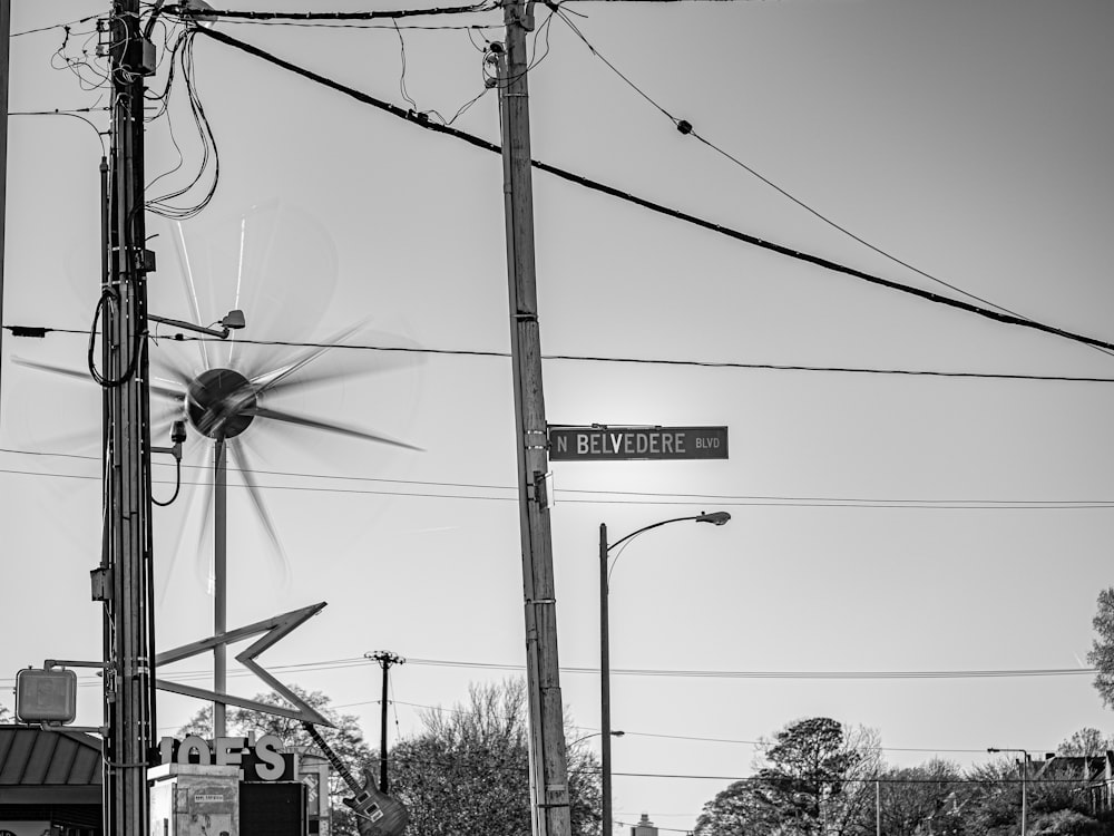 uma foto em preto e branco de uma placa de rua