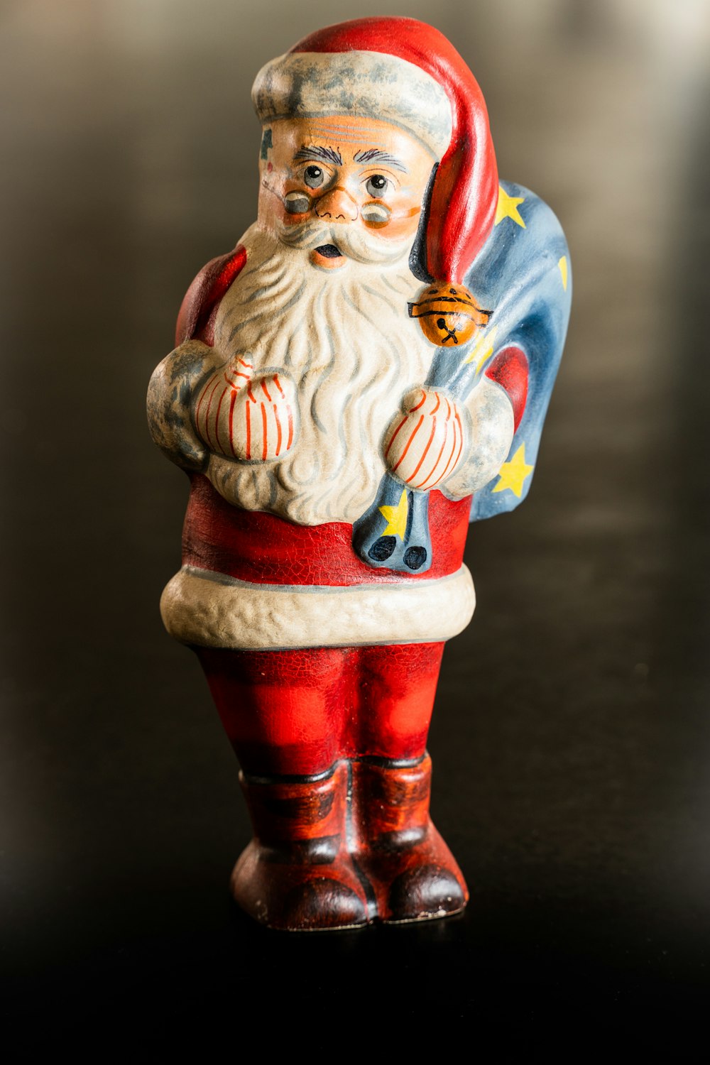 Una figura de Santa Claus está de pie sobre una mesa