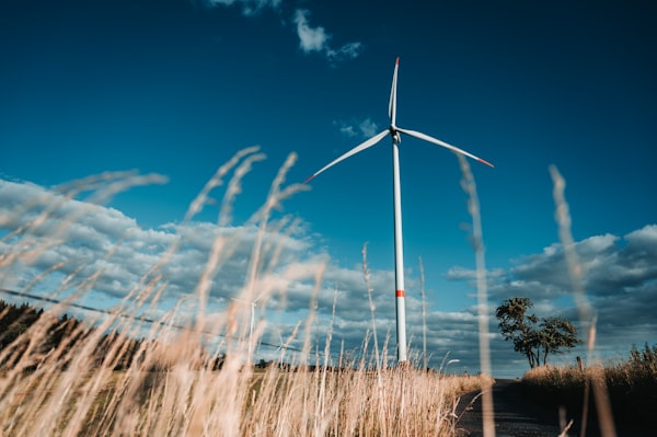 Turbina wiatrowa na tle zielonego krajobrazu