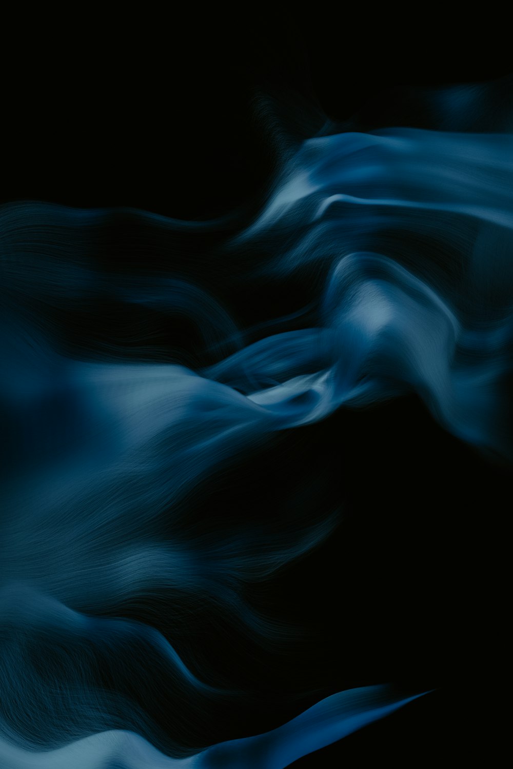 une photo floue d’un arrière-plan noir et bleu