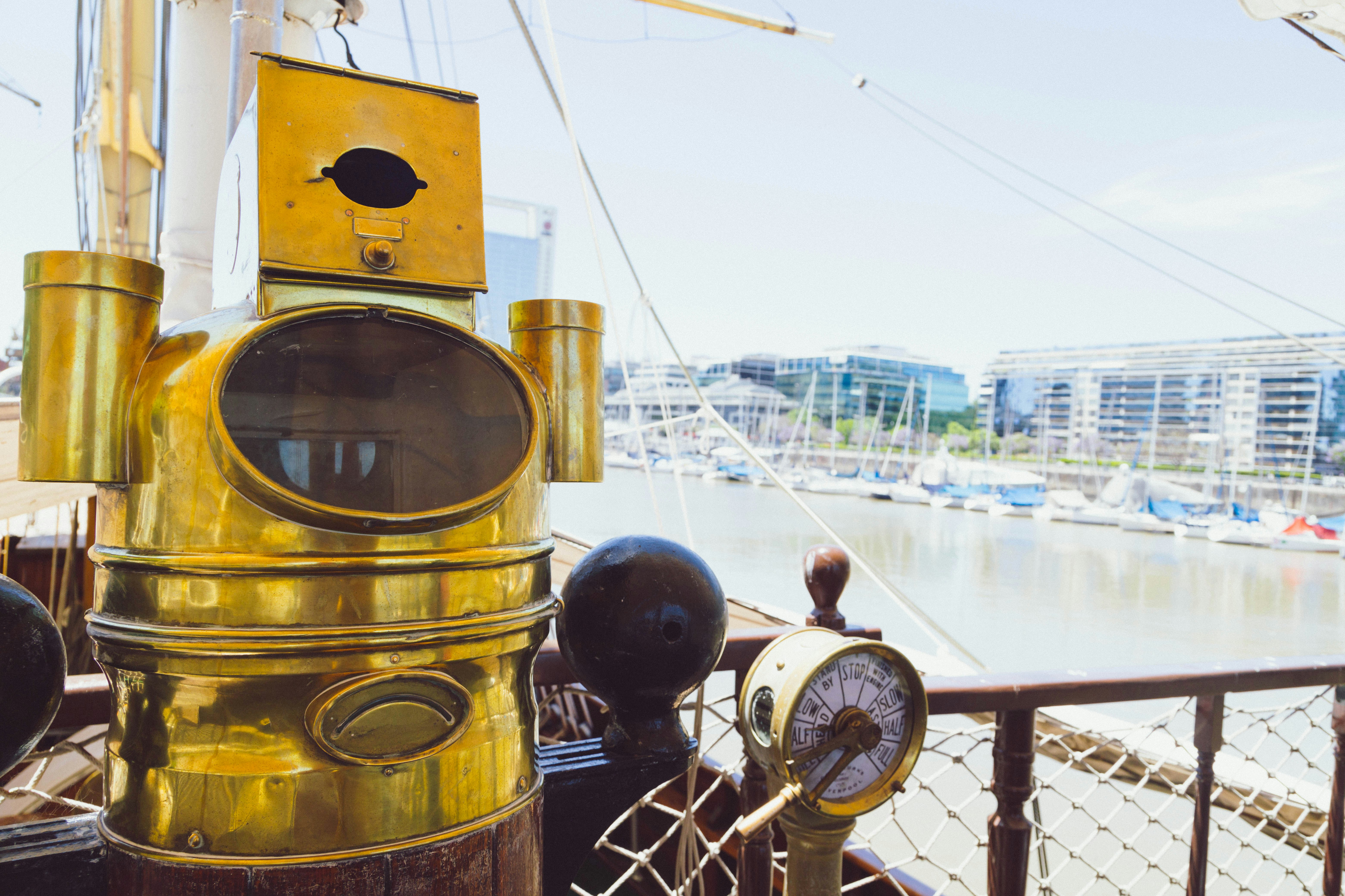 船の甲板からの港の眺めの写真 Unsplashの無料街写真