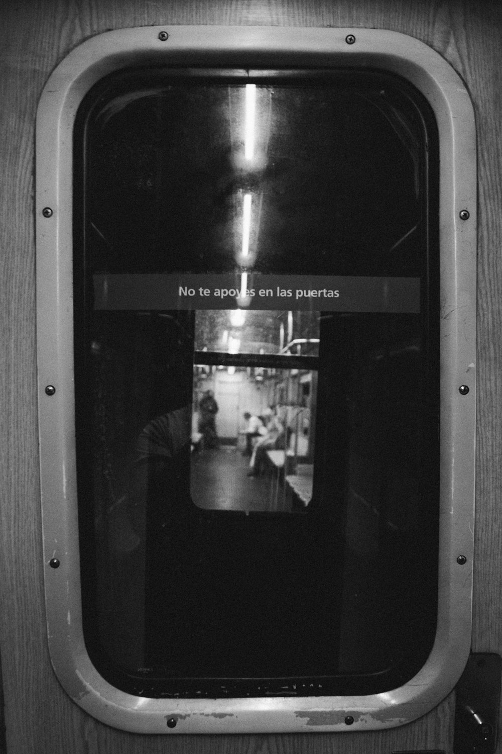 uma foto em preto e branco de um metrô
