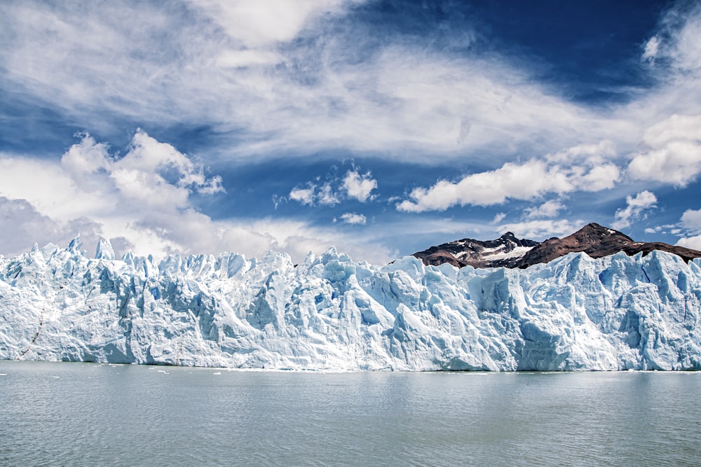Ein großer Gletscher mit einem Berg im Hintergrund