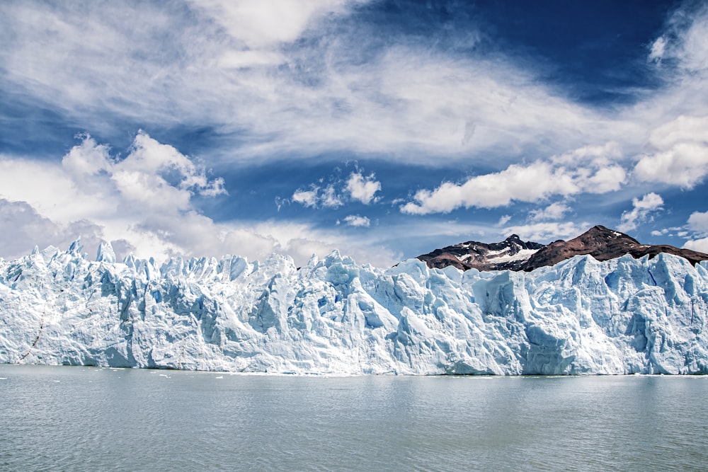 Un gran glaciar con una montaña al fondo