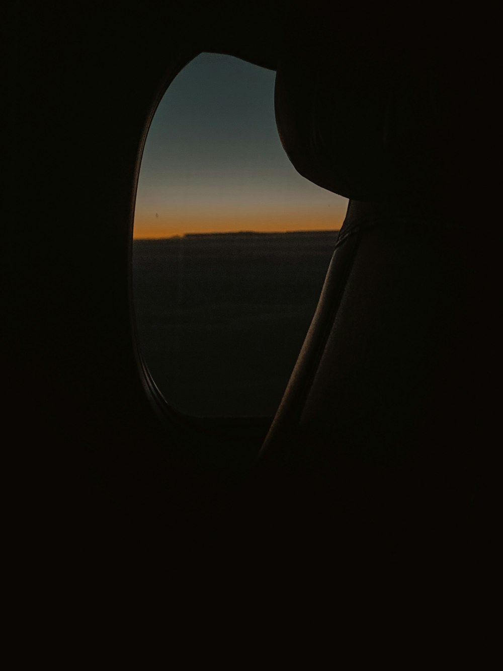 飛行機の窓から見える夕日の眺め