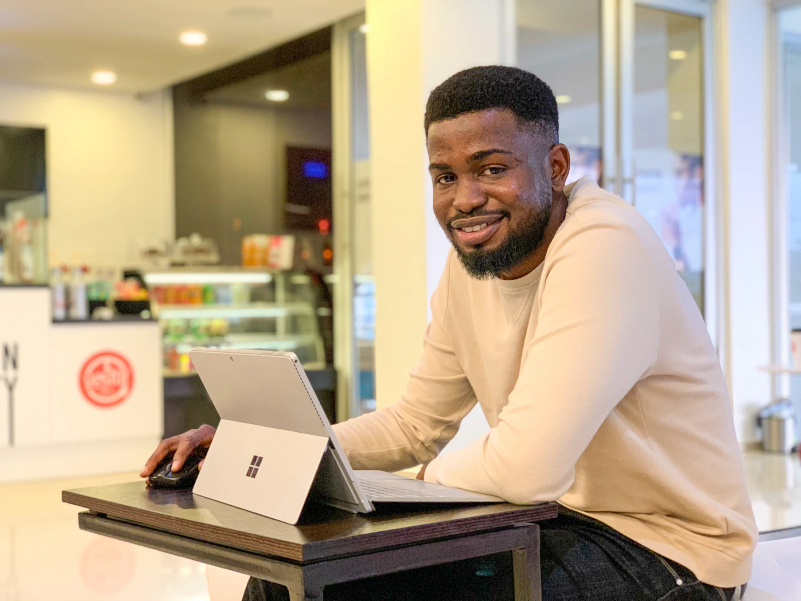 Équipe Excalibur Insights souriante en réunion, bureau lumineux
