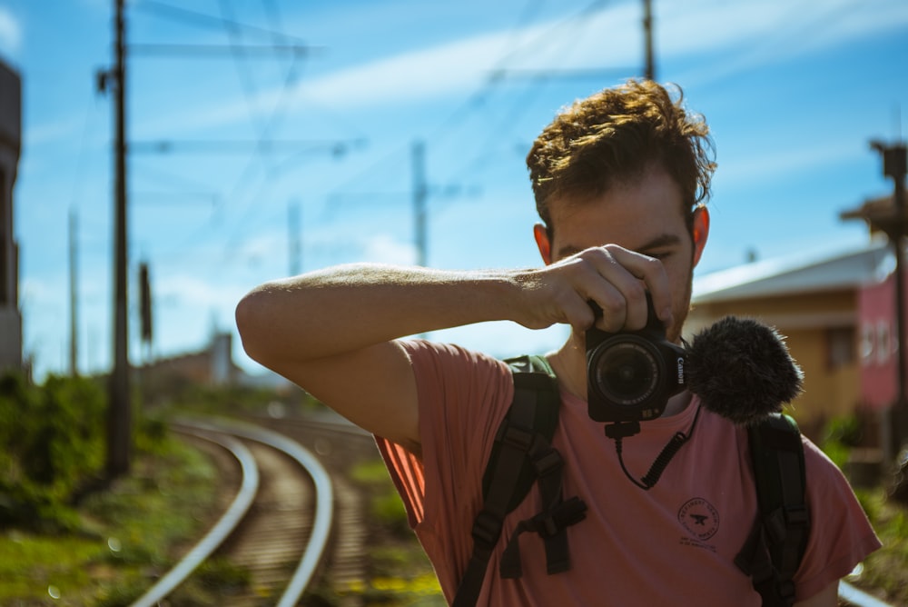 カメラで自分の写真を撮る男