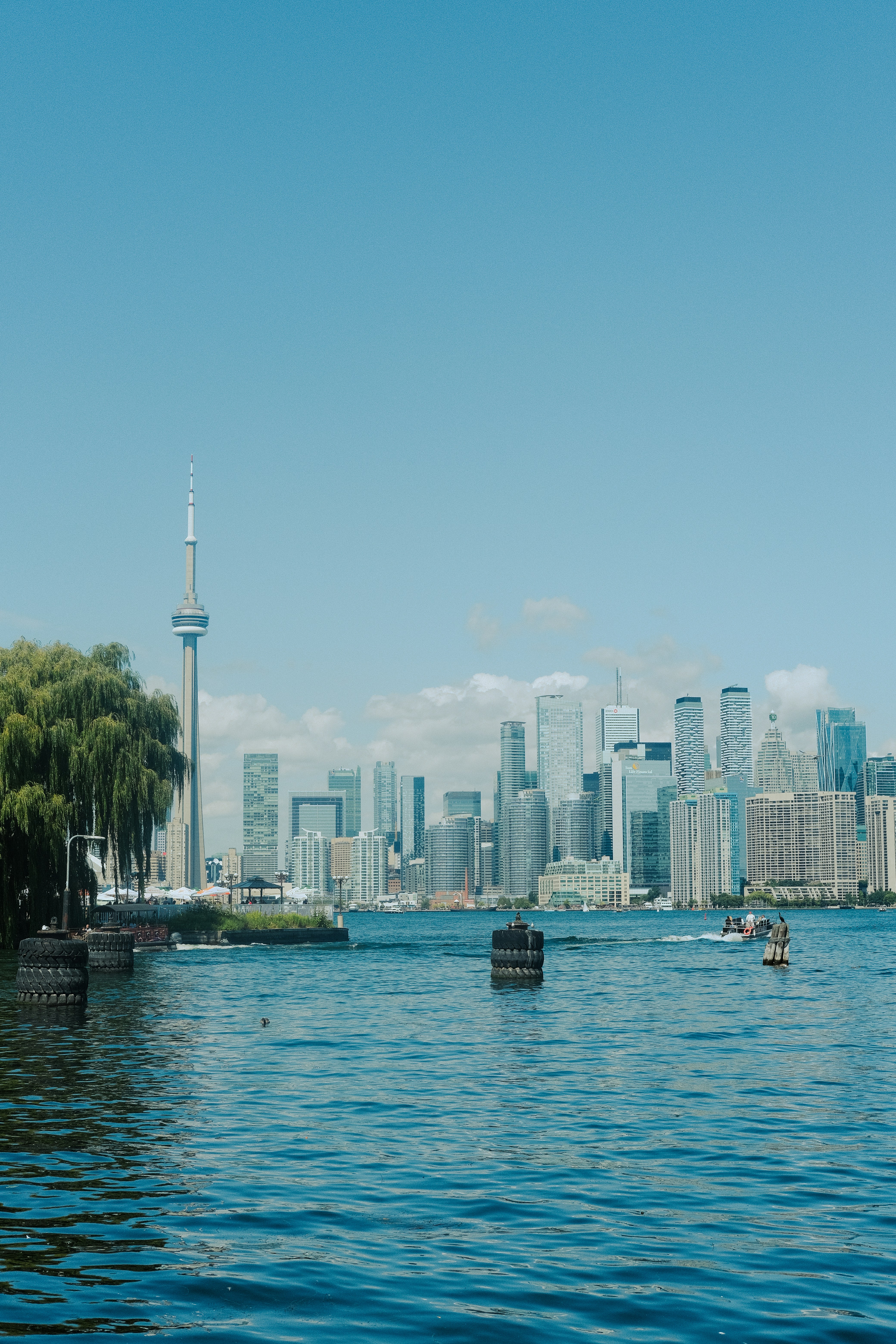 Un grande specchio d'acqua con una città sullo sfondo