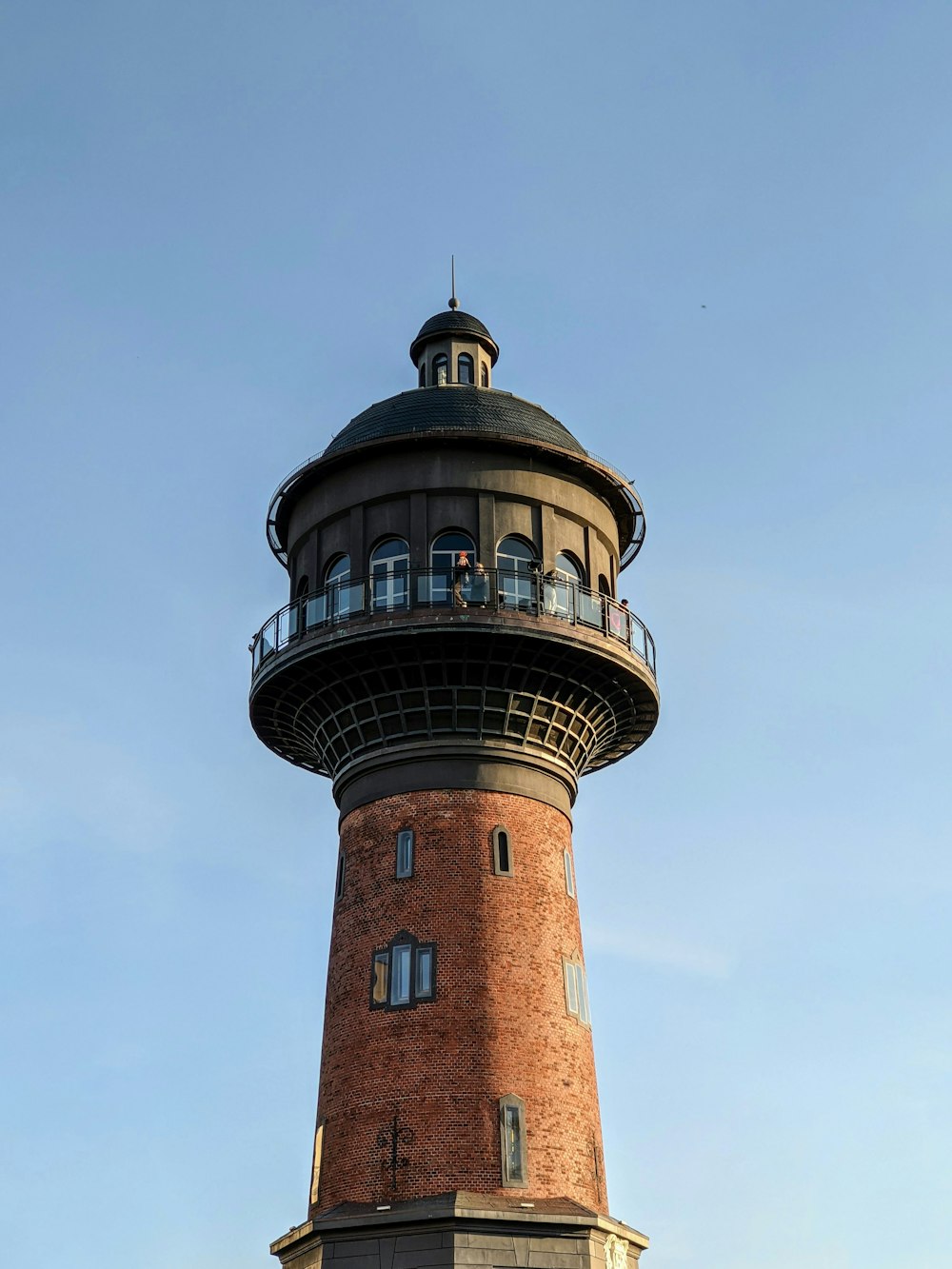 Ein sehr hoher Turm mit einer Uhr an der Seite