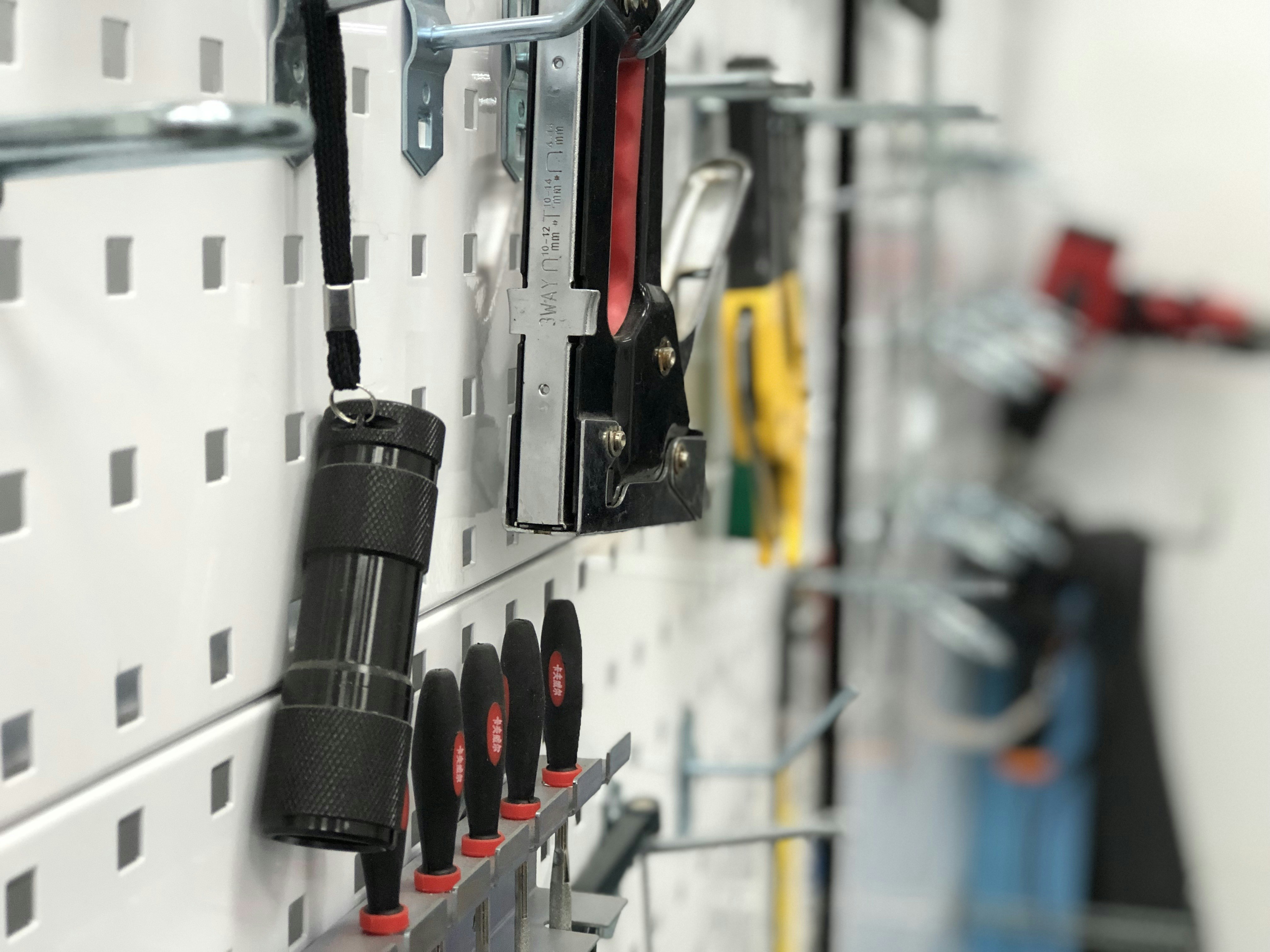 Um Monte De Ferramentas Penduradas Em Uma Parede s1sbQzzj1dI