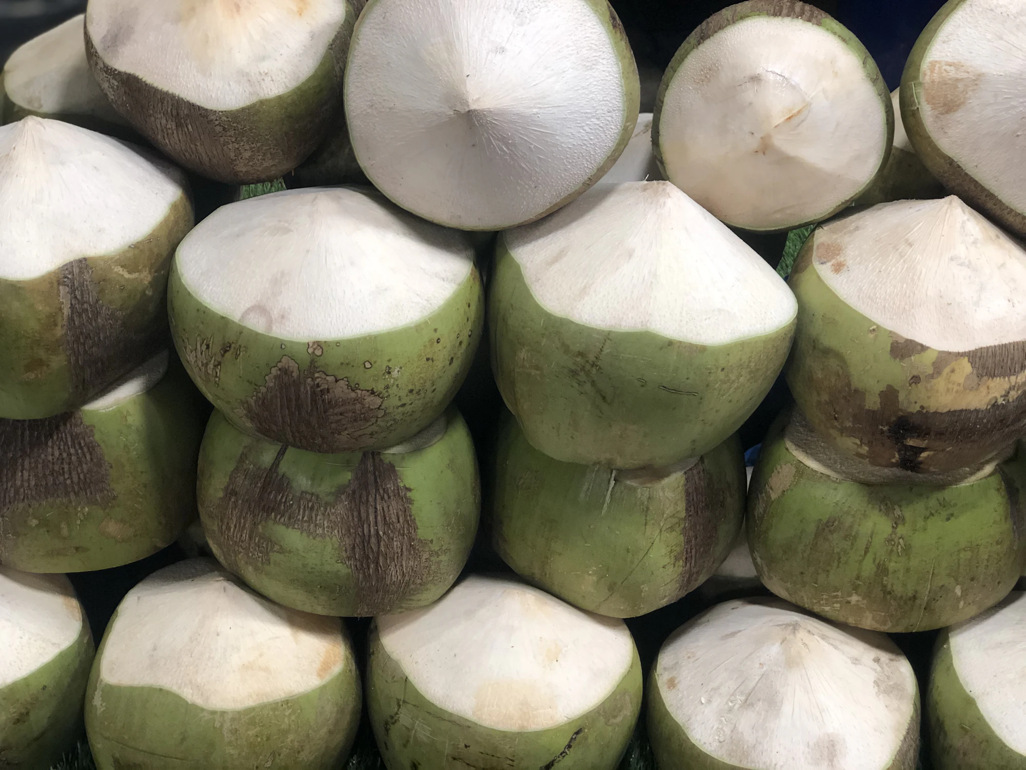 Kelapa setelah digunakan, siap diproses menjadi kopra dan arang