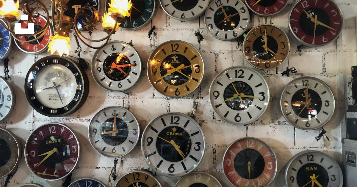 A bunch of clocks that are on a wall photo – Free Clocks Image on Unsplash