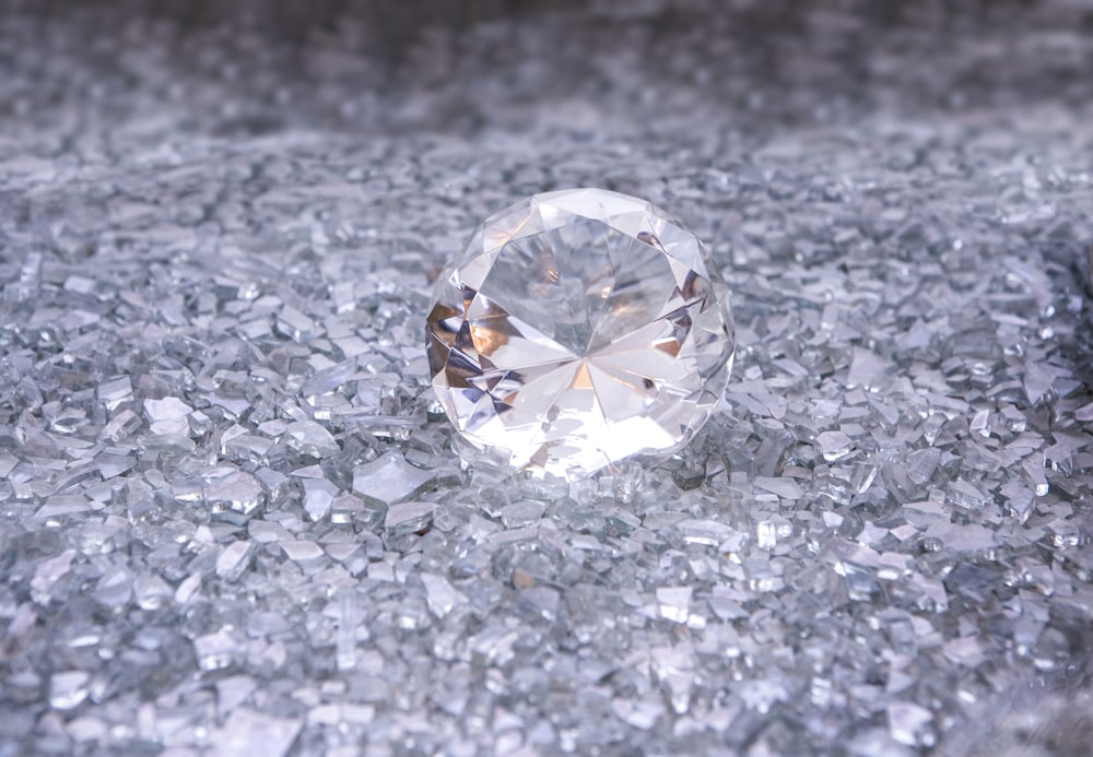 Un diamante sentado encima de un montón de rocas