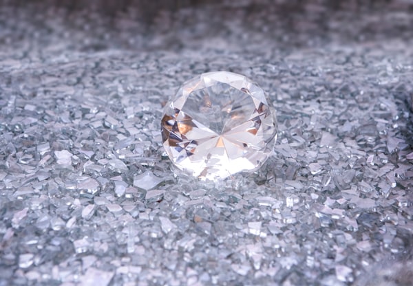 a clear diamond-like stone on a surface of clear stone chips