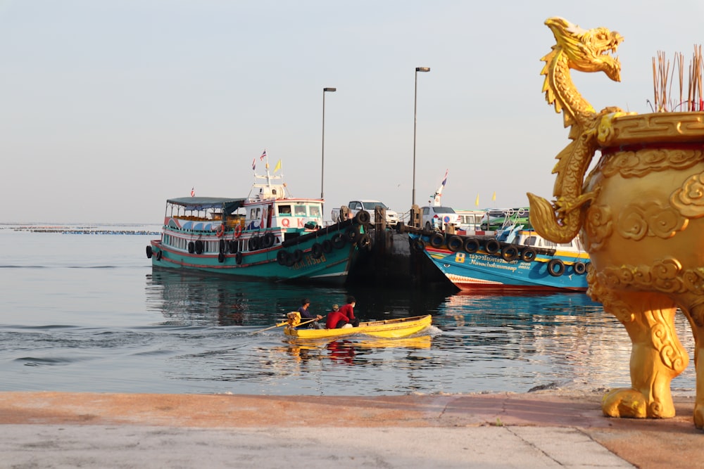 Una estatua de un dragón junto a un cuerpo de agua