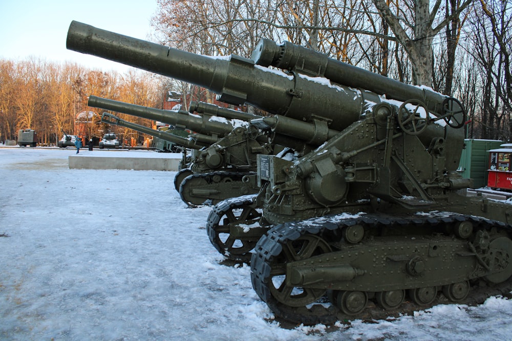 ein paar Panzer, die im Schnee stehen