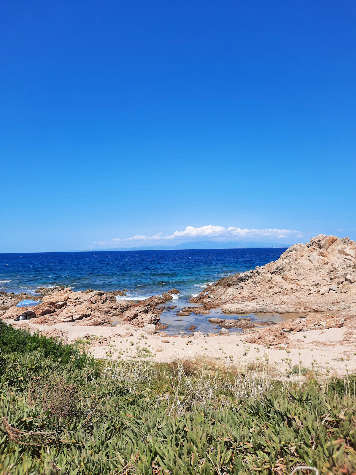 Costa granitica della Sardegna con mare turchese