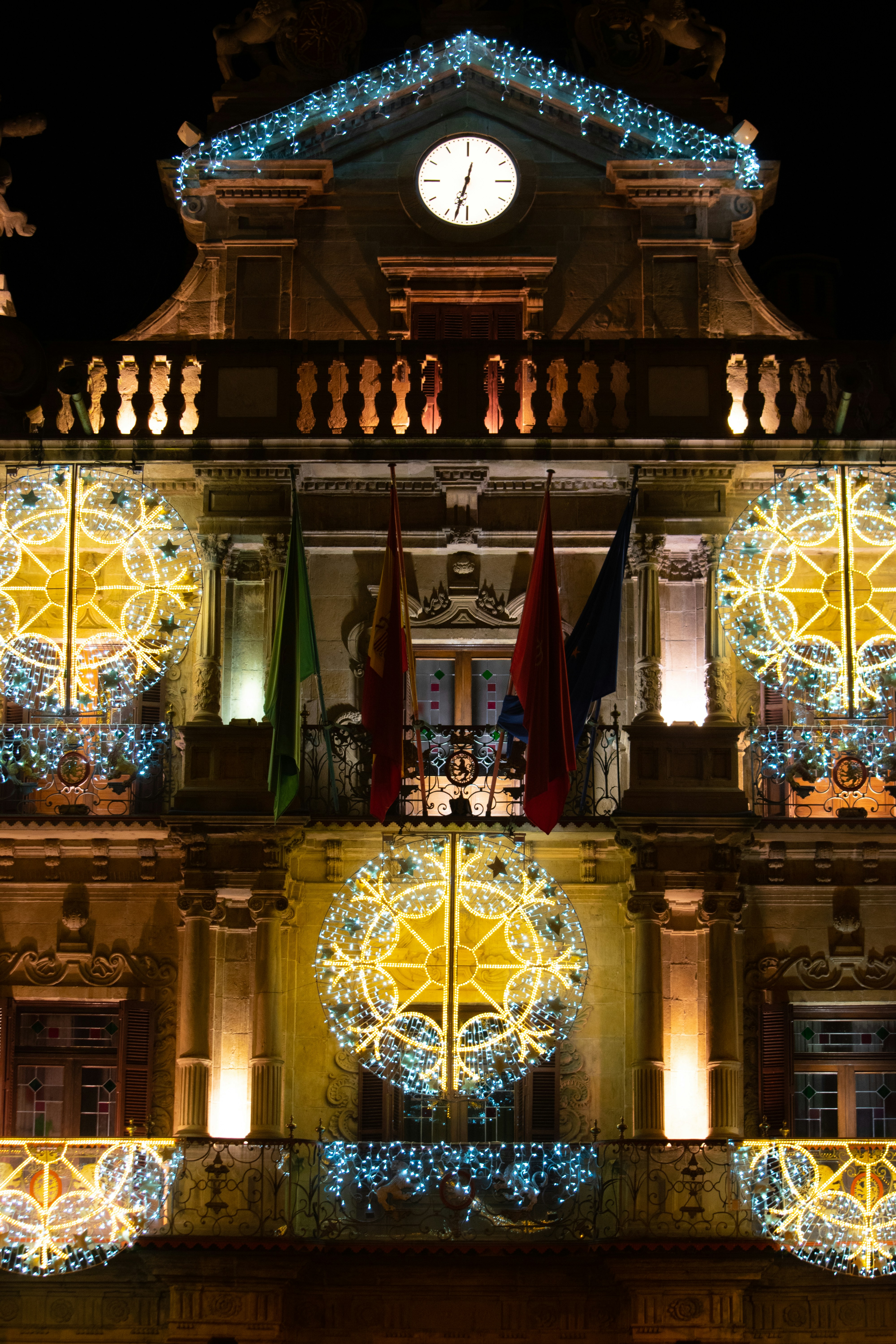 ein großes Gebäude mit einer Uhr darauf