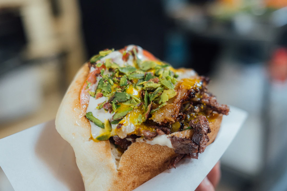 Döner-Spieß dreht sich am offenen Grill