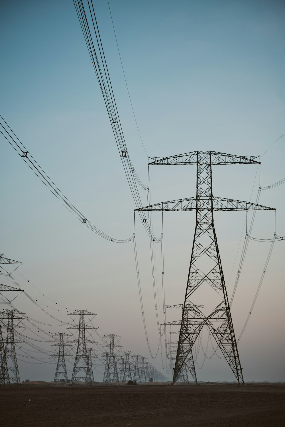 um grande grupo de linhas de energia no meio de um campo